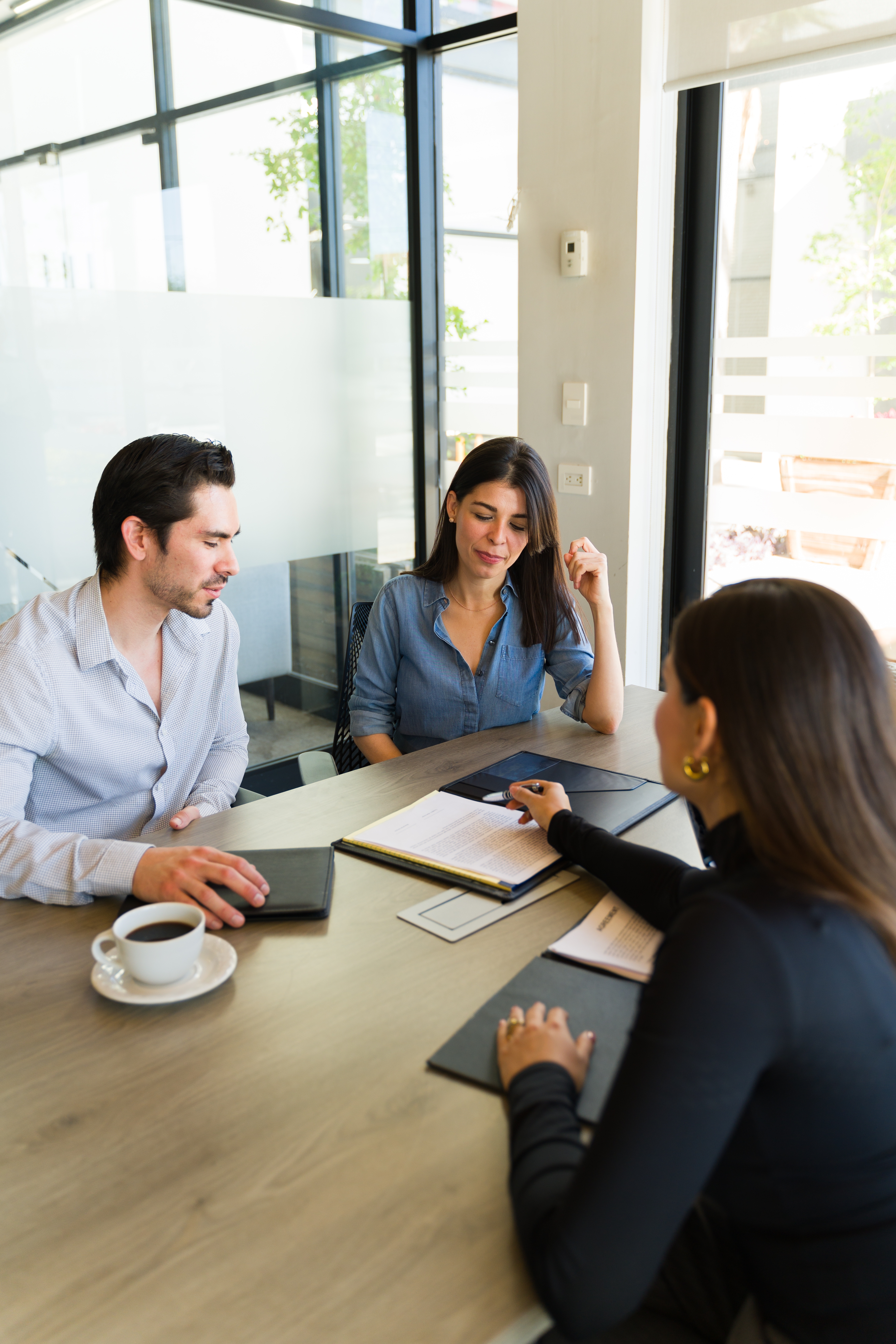 Equipo Legal Ops en reunión de consultoría